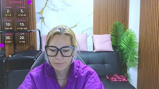 Snapshot of alonddra_tay chatting on 07/17/26, 11:39 alonddra tay online show from 07/17/26, 11:39