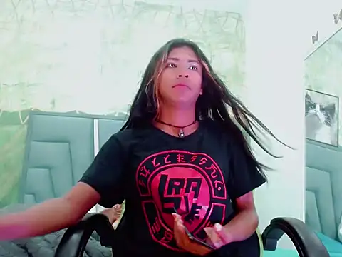 Naomisaenz01 online show from 06/04/26, 01:28
