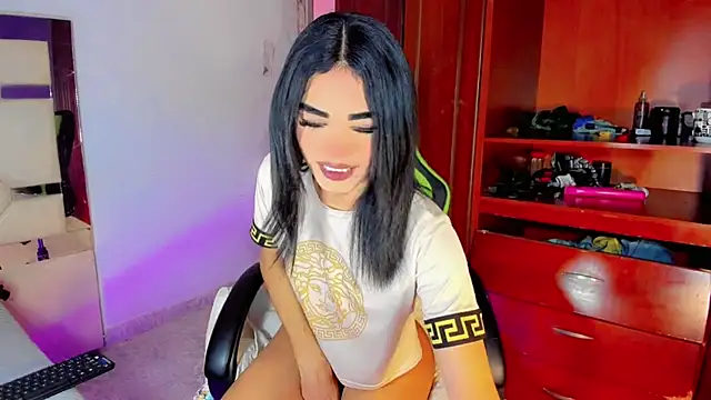 Naomisaenz01 online show from 06/26/26, 05:50