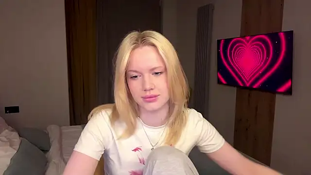 moonavelle online show from 04/22/26, 01:19