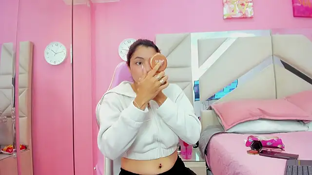 luna hix online show from 04/24/26, 03:09