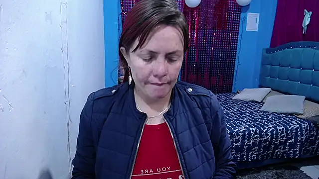 carolinhe26 online show from 04/18/26, 01:48