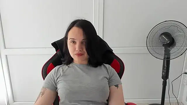 Snapshot of Caroline_cutte chatting on 06/10/26, 06:56 Caroline cutte online show from 06/10/26, 06:56