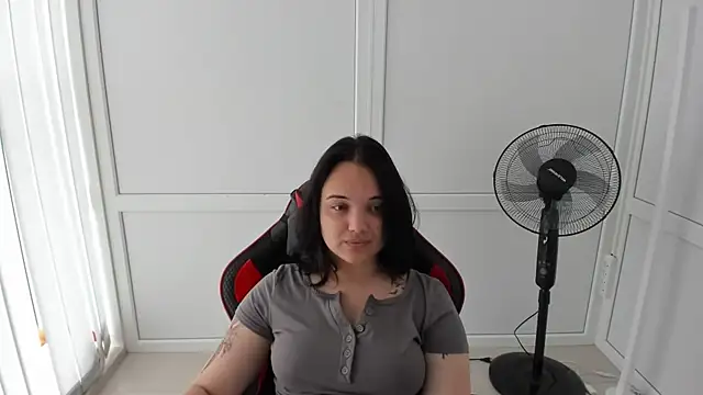 Snapshot of Caroline_cutte chatting on 06/14/26, 06:48 Caroline cutte online show from 06/14/26, 06:48