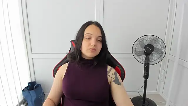 Snapshot of Caroline_cutte chatting on 06/16/26, 07:00 Caroline cutte online show from 06/16/26, 07:00