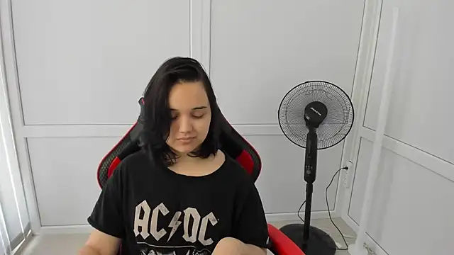 Snapshot of Caroline_cutte chatting on 06/18/26, 06:46 Caroline cutte online show from 06/18/26, 06:46