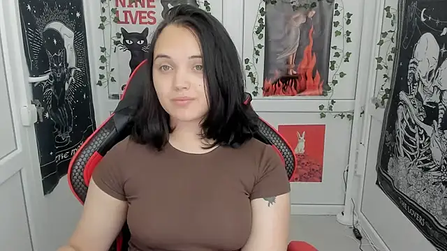 Snapshot of Caroline_cutte chatting on 07/21/26, 07:00 Caroline cutte online show from 07/21/26, 07:00