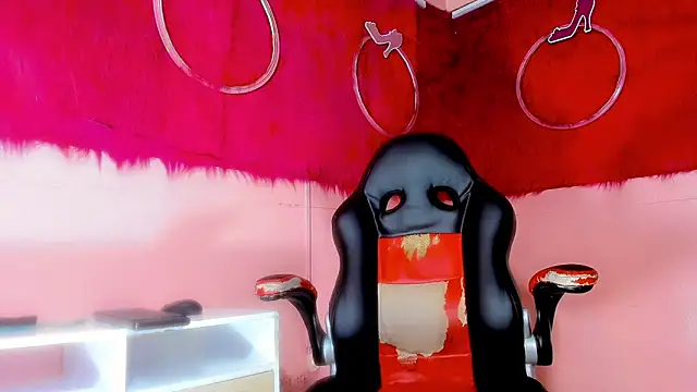 Leonela Castro  online show from 04/18/26, 11:47