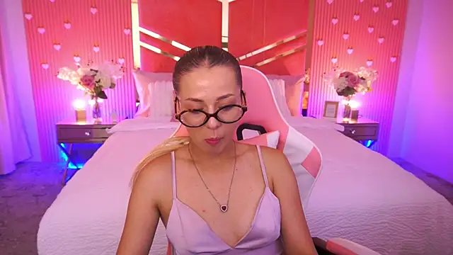 Snapshot of DoveLovee chatting on 06/23/26, 12:03 DoveLovee online show from 06/23/26, 12:03