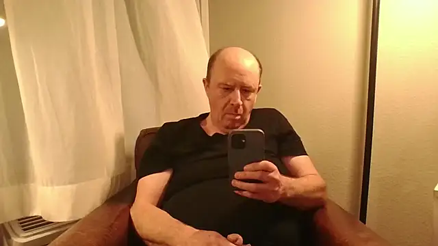 CallumBee online show from 04/17/26, 04:37