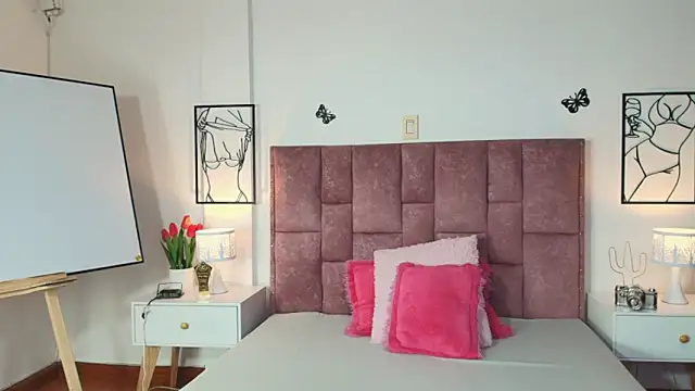 SophiaConor1 online show from 04/17/26, 07:28