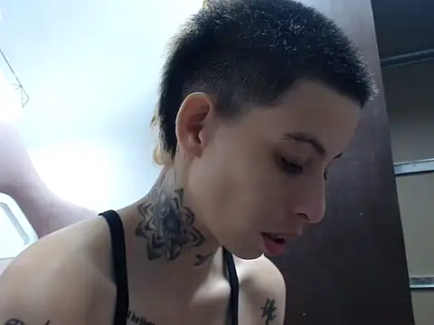 lunallena 17 online show from 04/24/26, 01:41