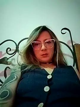 Snapshot of VALELUXX chatting on 05/03/26, 03:45 VALELUXX online show from 05/03/26, 03:45