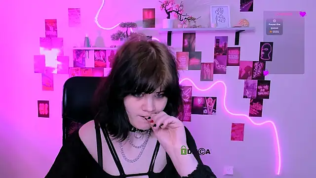 nikki kiss  online show from 04/23/26, 12:40