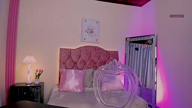 Luna Petti online show from 04/17/26, 01:25