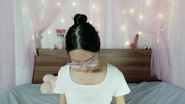 Snapshot of shy_pink_doll chatting on 07/22/26, 03:48 shy pink doll online show from 07/22/26, 03:48