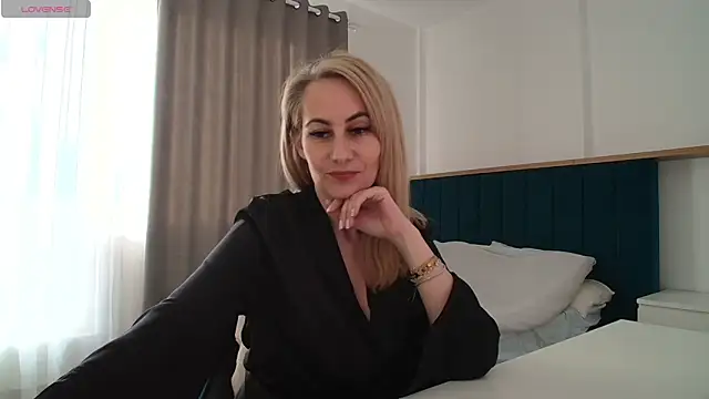 Snapshot of AdellynRose chatting on 05/19/26, 04:24 AdellynRose online show from 05/19/26, 04:24