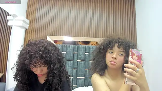 Chloe and Violeta online show from 05/02/26, 11:59
