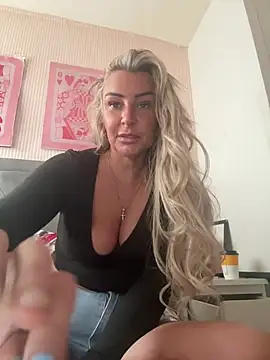 Naughtyhousewife x online show from 04/28/26, 10:42