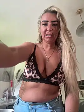 Naughtyhousewife x online show from 05/18/26, 10:21