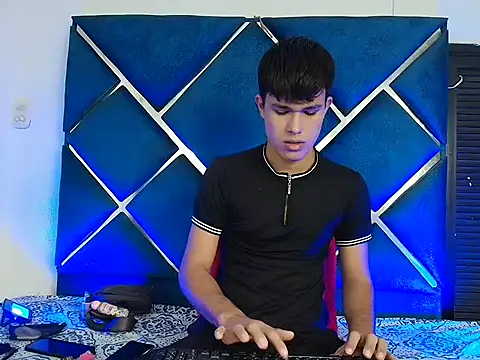 EdwinBoys online show from 04/21/26, 01:06