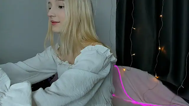 SophiaDarsly online show from 04/19/26, 08:33