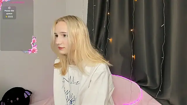 SophiaDarsly online show from 04/21/26, 09:06