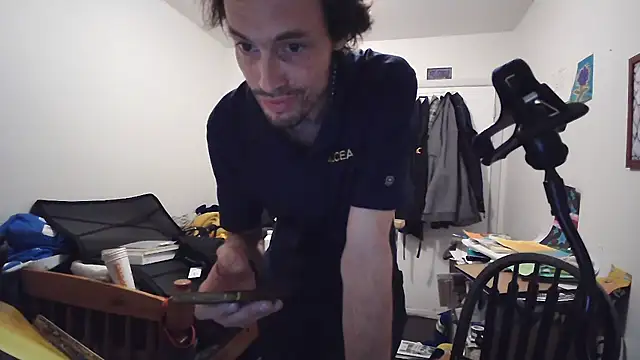 Snapshot of JohnnyMoves chatting on 05/11/26, 02:06 JohnnyMoves online show from 05/11/26, 02:06