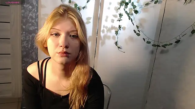 Snapshot of Lina_Wi chatting on 04/25/26, 08:06 Lina Wi online show from 04/25/26, 08:06