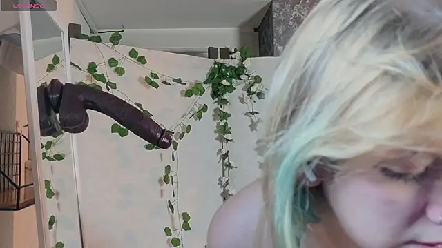 Snapshot of Lina_Wi chatting on 06/26/26, 08:24 Lina Wi online show from 06/26/26, 08:24