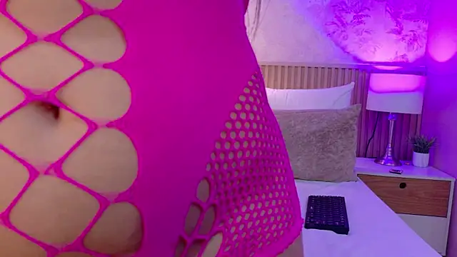 Snapshot of Darcy_glow_ chatting on 04/25/26, 01:41 Darcy glow online show from 04/25/26, 01:41