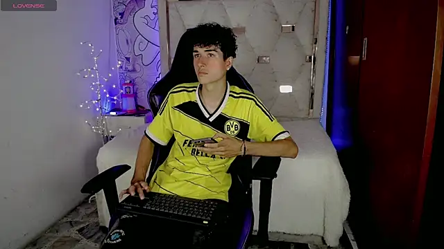 Johnny cage  online show from 04/24/26, 03:42