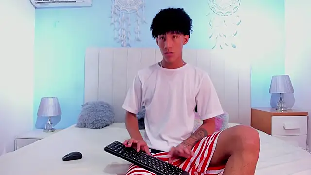 NoahBull19 online show from 04/19/26, 09:39