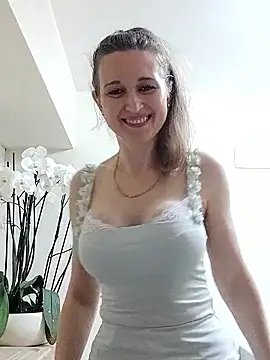 Snapshot of irresistibelle chatting on 05/06/26, 08:03 irresistibelle online show from 05/06/26, 08:03