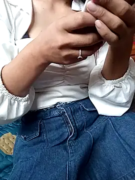 LucyBri01 online show from 04/19/26, 11:51