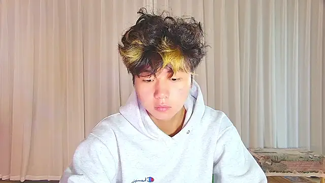 Cream-001 online show from 04/23/26, 05:08