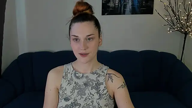 Snapshot of elani_lune chatting on 06/20/26, 09:23 elani lune online show from 06/20/26, 09:23