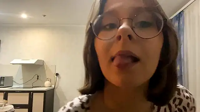 AlmaMitchell online show from 04/21/26, 06:23