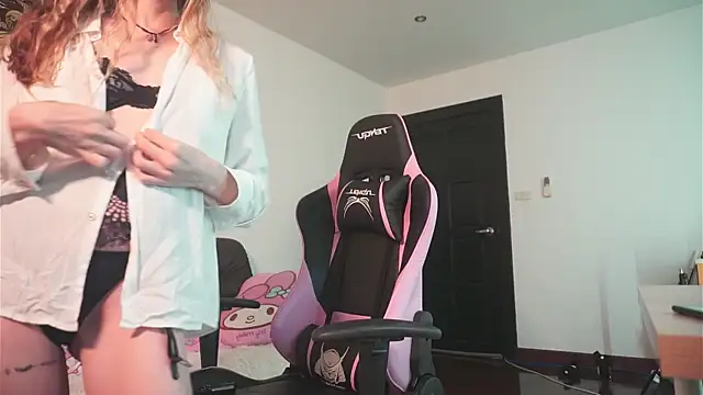 HelenHiss online show from 04/20/26, 02:36