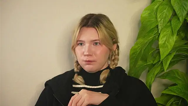 VennieLippe online show from 04/23/26, 05:19