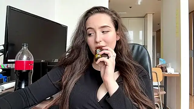 Emilly Cart online show from 06/10/26, 03:07