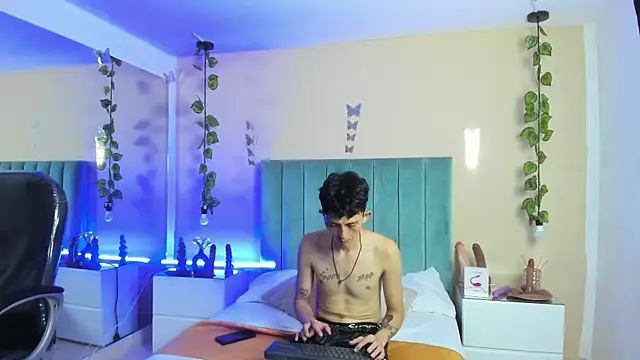 ARIANA CRI-X online show from 04/22/26, 12:18