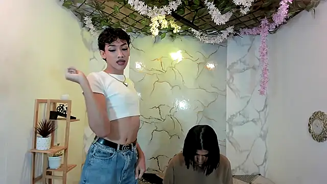 Snapshot of DAHNE_HOT_ chatting on 05/19/26, 12:33 DAHNE HOT online show from 05/19/26, 12:33