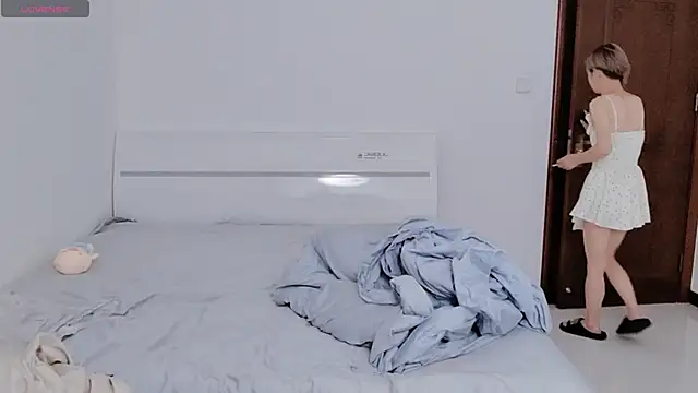 yezi5999 online show from 04/22/26, 07:33