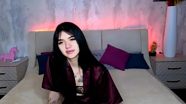 Snapshot of Holly_Beck chatting on 05/19/26, 12:49 Holly Beck online show from 05/19/26, 12:49