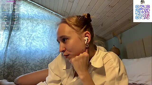 Snapshot of oliviakiiss chatting on 04/27/26, 02:15 oliviakiiss online show from 04/27/26, 02:15