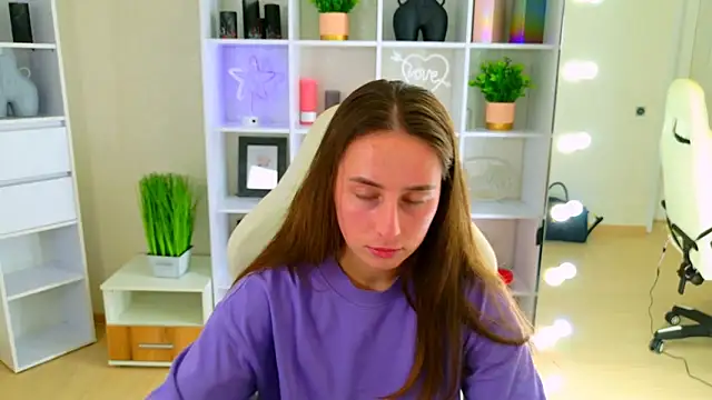 NadinnL online show from 04/21/26, 06:52