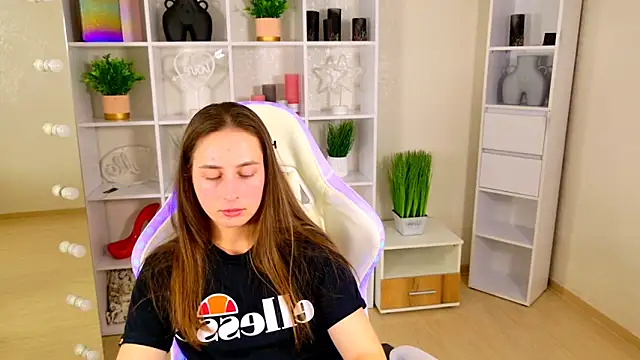 NadinnL online show from 04/30/26, 06:20