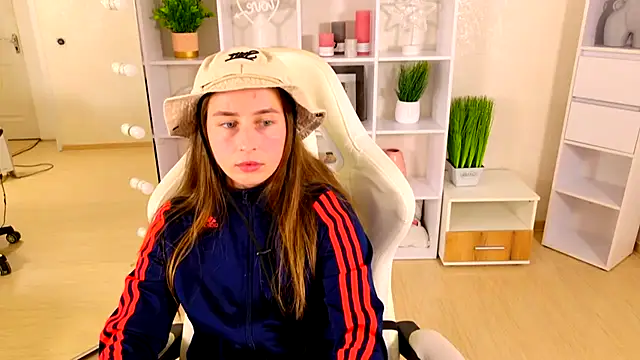 NadinnL online show from 05/05/26, 06:54