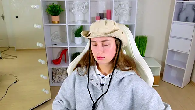 NadinnL online show from 05/12/26, 06:54